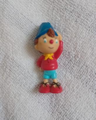 Pinocchio con mano in testa in resina
