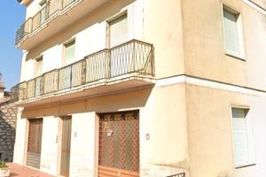 2 appartamenti,un seminterrato ed un primo