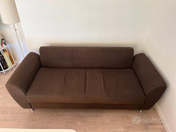 Divano tre posti tessuto marrone