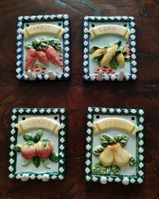 Set di quattro piastrelle decorative in ceramica