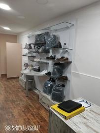 Arredamento completo negozio accessori
