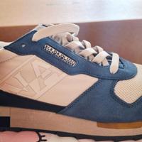 Scarpe nuove con cartellino