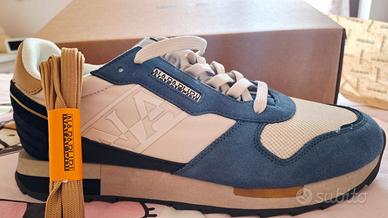 Scarpe nuove con cartellino