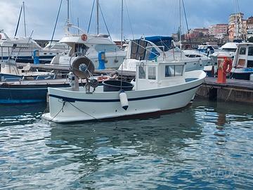 barca da pesca in vetroresina