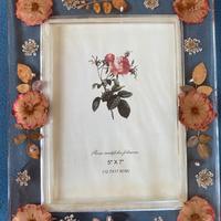 Cornice decorata con fiori secchi