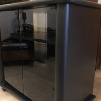 Mobile TV con ante in vetro fumé e ruote – ottime