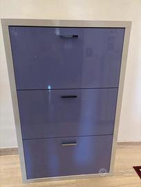 scarpiera lilla e bianca in vetro