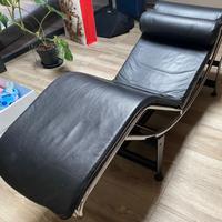 Chaise Longue stile LC4 – Replica in ecopelle nera