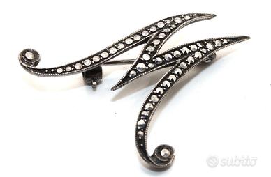 Stupenda spilla monogramma argento marcasite