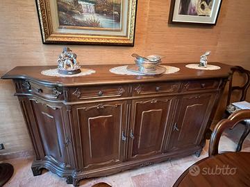Credenza classica in legno con cinque ante e cinqu