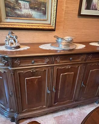Credenza classica in legno con cinque ante e cinqu