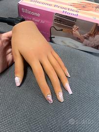 Mano finta realistica onicotecnica