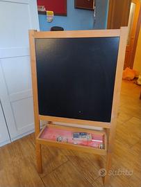 Lavagna a gessi e pennarelli.