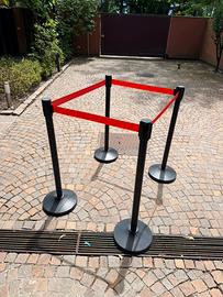 Barriere retrattili con nastro rosso 4 pali