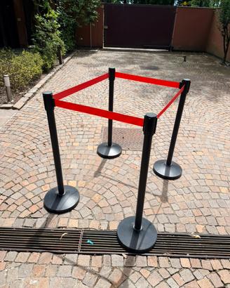 Barriere retrattili con nastro rosso 4 pali