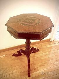 Tavolino intarsiato e tanti mobili d'antiquariato