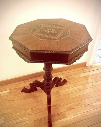 Tavolino intarsiato e tanti mobili d'antiquariato