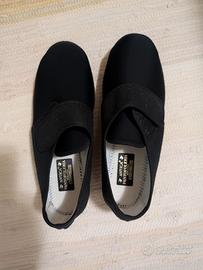 Scarpe con strappo 