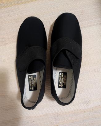 Scarpe con strappo 