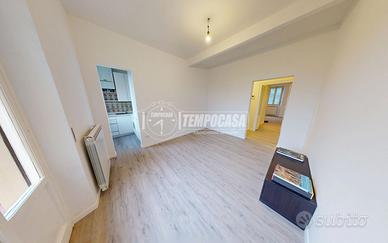 Bilocale ristrutturato con box e terrazzo in centr