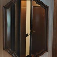 Specchio con cornice in legno