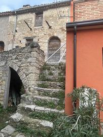 ? Casa rustica in pietra su 3 livelli
