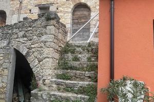 ? Casa rustica in pietra su 3 livelli