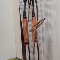 Statuatuette di figure umane africane