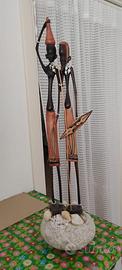 Statuatuette di figure umane africane