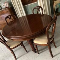 Tavolo allungabile con quattro sedie