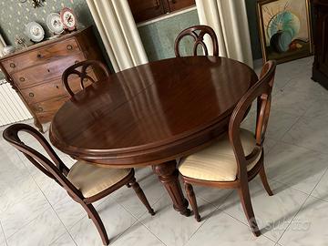 Tavolo allungabile con quattro sedie