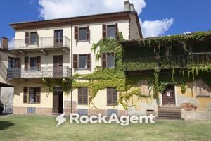 Rustico / Casale di 736 m² con più di 5 locali a C
