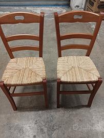 Due sedie con seduta in paglia