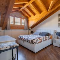 Camera da letto con comodini e cassettiera