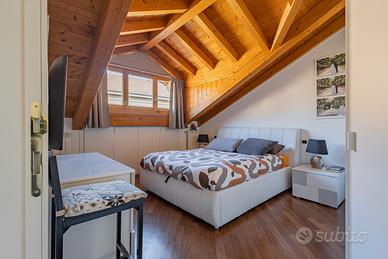 Camera da letto con comodini e cassettiera