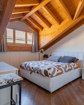 Camera da letto con comodini e cassettiera