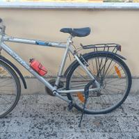 bici con telaio in  lega