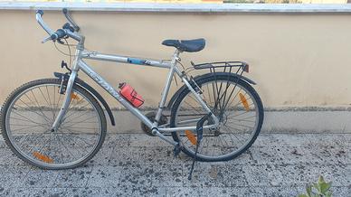 bici con telaio in  lega