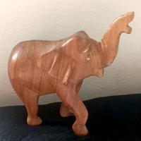 Statuetta di elefante in legno intagliato.