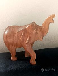 Statuetta di elefante in legno intagliato.