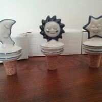 Tre tappi con decorazione in ceramica