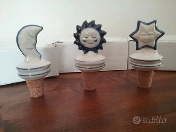 Tre tappi con decorazione in ceramica