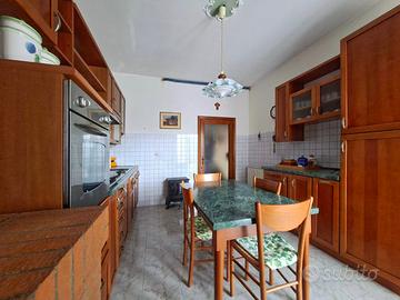 Apartamento luminoso con garage e cantina