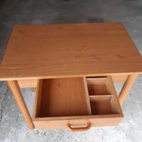 Tavolino in legno con cassetto. Marrone chiaro