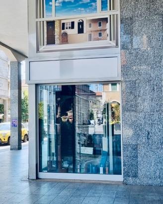 Pieno centro Bra, via Principi, vetrina doppia