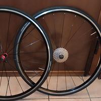 Coppia di ruote per bici da corsa. 