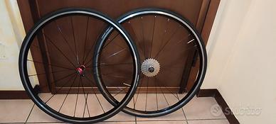 Coppia di ruote per bici da corsa. 