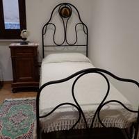 Letto antico in ferro battuto +comodino e mobile