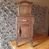 Comodino legno con piano in marmo rosa