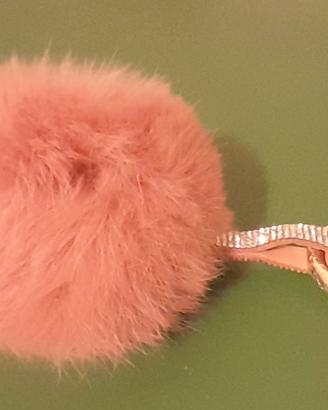 Portachiavi con PON PON e cinturino di brillantini